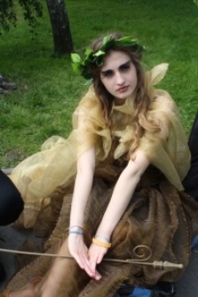 Uczestniczka happeningu Maj&oacute;wka Filarecka w przebraniu