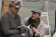 Czytanie wierszy przy Stole Poezji