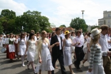 Polonez licealist&oacute;w podczas happeningu Maj&oacute;wka Filarecka