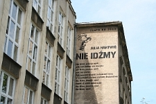 Mural z wierszem Julii Hartwig "Nie idźmy"