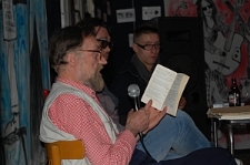 Mieszkanie Poezji: Poetycki Fight Club 5 i pół. Dominik Opolski czyta swoje wiersze