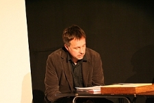 Tomasz R&oacute;życki czyta swoje wiersze podczas spotkania z cyklu Twarz Poety