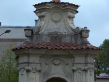 Kapliczka przy ulicy Peowiak&oacute;w w Lublinie. Detal architektoniczny.