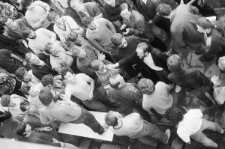 Wiec NSZZ &bdquo;Solidarność&rdquo; 5 maja 1988 zorganizowany na Katolickim Uniwersytecie Lubelskim, studenci zgromadzeni na dziedzińcu