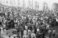 Studenci zgromadzeni na dziedzińcu podczas wiecu NSZZ „Solidarność” 5 maja 1988 zorganizowany na Katolickim Uniwersytecie Lubelskim,