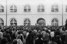 Studenci zgromadzeni na dziedzińcu podczas wiecu NSZZ &bdquo;Solidarność&rdquo; 5 maja 1988 w Lublinie