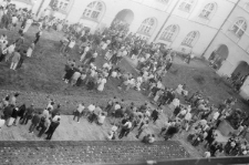 Oczekujący studenci Katolickiego Uniwersytetu Lubelskiego na dalszy ciąg wiecu NSZZ „Solidarność” zorganizowanego 5 maja 1988 w Lublinie