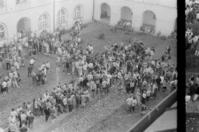 Zgromadzeni studenci Katolickiego Uniwersytetu Lubelskiego oczekujący na dalszy ciąg wiecu NZS "Solidarność" zorganizowanego 5 maja 1988 w Lublinie