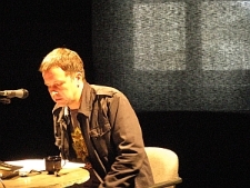 Tomasz R&oacute;życki czyta swoje wiersze podczas spotkania z cyklu Twarz Poety