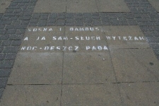 St&oacute;ł Poezji na Placu Łokietka