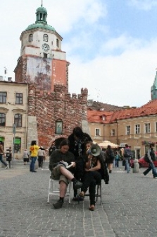 St&oacute;ł Poezji na Placu Łokietka