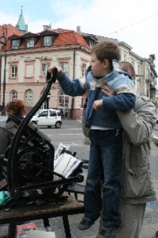 St&oacute;ł Poezji na Placu Łokietka