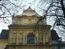 Kości&oacute;ł pw. Niepokalanego Poczęcia NMP w Lublinie. Widok drugiej kondygnacji i szczytu fasady.