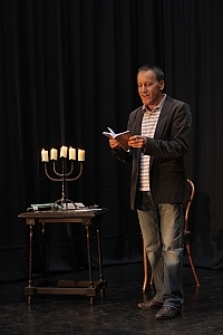 Mieczysław Wojtas czytający wiersz gościa specjalnego Edy Ostrowskiej