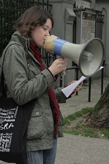 Bohdana Matijasz czyta poezję przy Stole Poezji