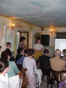 Publiczność podczas otwarcia wystawy "Synestezja"