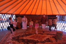 Zabawy z dziećmi w jurcie