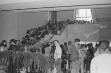 Gł&oacute;wny korytarz Katolickiego Uniwerystetu Lubelskiego podczas wiecu NZS "Solidarność" zorganizowanego 5 maja 1988 roku w Lublinie.