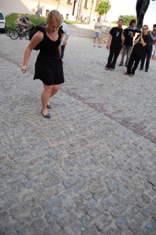 Performence Katarzyny Myszak podczas pochodu wieńczącego Wędrowne Spotkania z Opowieścią.