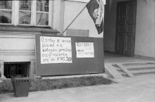 Plakaty propagujące referendum organizowane podczas wiecu NZS "Solidarność" 5 maja 1988 mającego miejsce na Katolickim Uniwersytecie Lubelskim