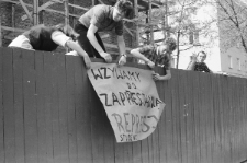 Rozklejanie plakatów propagujących hasła poruszane podczas wiecu NSZZ „Solidarność” 5 maja 1988 mającego miejsce na Katolickim Uniwersytecie Lubelskim