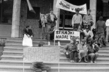 Początek rotacyjnego protestu na schodach KUL - „Sitting”, 5 - 10 maja 1988 w Lublinie
