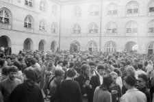 Studenci oczekujący na drugą część wiecu NSZZ „Solidarność” 5 maja 1988 na Katolickim Uniwersytecie Lubelskim