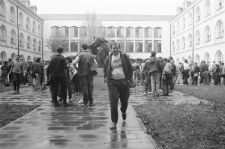 Wiec student&oacute;w Katolickiego Uniwersytetu Lubelskiego z władzami uczelni i reprezentantami Komitetu Założycielskiego NSZZ &bdquo;Solidarność&rdquo; 5 maja 1988 w Lublinie