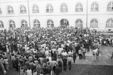 Wiec student&oacute;w Katolickiego Uniwersytetu Lubelskiego z władzami uczelni i reprezentantami Komitetu Założycielskiego NSZZ &bdquo;Solidarność&rdquo; 5 maja 1988 w Lublinie