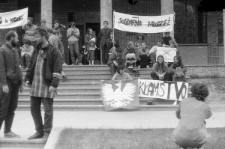 Zmiania studentów podczas rotacyjnego protestu na schodach KUL - „Sitting”, 5 - 10 maja 1988 roku w Lublinie