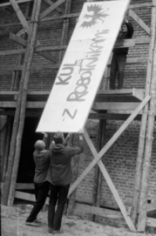 Przygotowania do rotacyjnego protestu na schodach KUL - „Sitting”, 5 - 10 maja 1988 roku w Lublinie