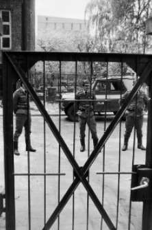 Oddział milicji blokujący przejście manifestacji studenckiej odbywającej się 10 maja 1988 roku w Lublinie