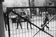 Oddział milicji blokujący przejście manifestacji studenckiej odbywającej się 10 maja 1988 roku w Lublinie