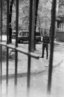 Oddział milicji blokujący przejście manifestacji studenckiej odbywającej się 10 maja 1988 roku w Lublinie