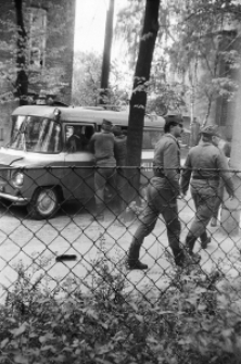 ZOMO aresztujące demonstrant&oacute;w uczestniczących w manifestacji w dniu 10 maja 1988 roku w Lublinie
