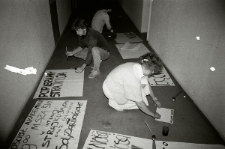 Studenci przygotowujący plakaty i transparenty w sierpniu 1988 roku w Lublinie