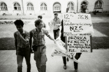 Studenci Katolickiego Uniwersytetu Lubelskiego przygotowujący transparenty w sierpniu 1988 roku w Lublinie