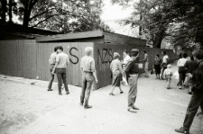 Przechodnie na alejach Racławickich oglądający plakaty propagujące hasła NZS-u oraz popierające strajki organizowane w sierpniu 1988 roku w całej Polsce