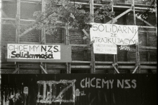 Plakaty i transparenty rozwieszone na budynku Katolickiego Uniwersytetu Lubelskiego w sierpniu 1988 w Lublinie