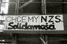 Plakaty i transparenty rozwieszone na budynku Katolickiego Uniwersytetu Lubelskiego w sierpniu 1988 w Lublinie