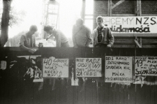 Studenci Katolickiego Uniwersytetu Lubelskiego organizujący akcję solidarnościową w sierpniu 1988 roku w Lublinie