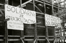 Plakaty i transparenty rozwieszone na budynku Katolickiego Uniwersytetu Lubelskiego w sierpniu 1988 w Lublinie