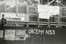 Plakaty i transparenty rozwieszone na budynku Katolickiego Uniwersytetu Lubelskiego w sierpniu 1988 w Lublinie