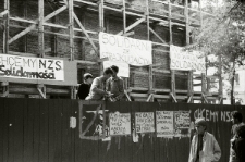 Studenci Katolickiego Uniwersytetu Lubelskiego organizujący akcję solidarnościową w sierpniu 1988 roku w Lublinie