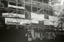 Budynek Collegium Norwidianum podczas budowy w 1988 oblepione plakatami i transparentami NZS-u