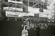 Budynek Collegium Norwidianum podczas budowy w 1988 oblepione plakatami i transparentami NZS-u
