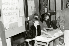 Studenci Katolickiego Uniwersytetu Lubelskiego organizujący akcję solidarnościową w sierpniu 1988 roku w Lublinie