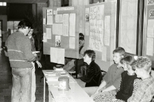 Studenci Katolickiego Uniwersytetu Lubelskiego organizujący akcję solidarnościową w sierpniu 1988 roku w Lublinie