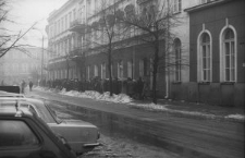 Codzienność w PRL. Kolejka przed sklepem spożywczym w Lublinie