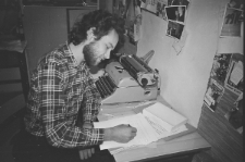 Przemysław Omieczyński przy maszynie do pisania